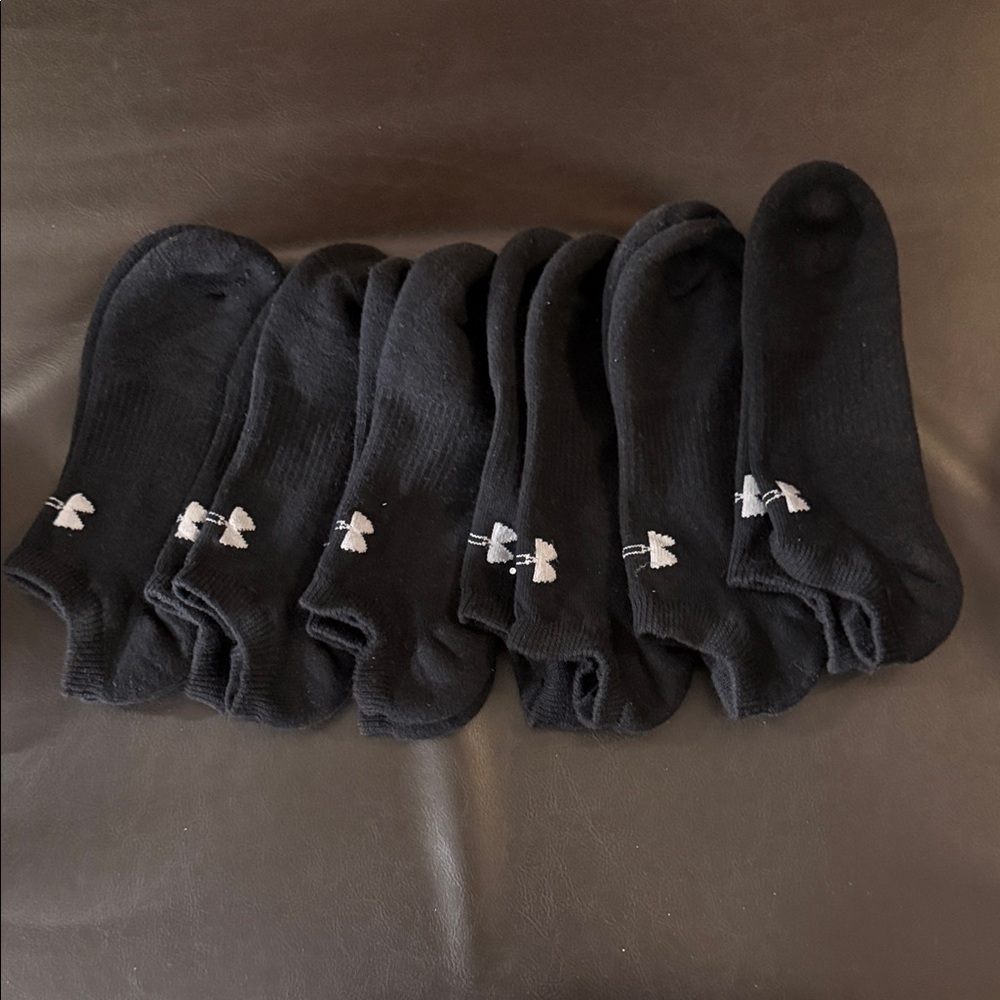 NWOT Under Armour Men's Black Athletic Socks - M/L - 6 Pair